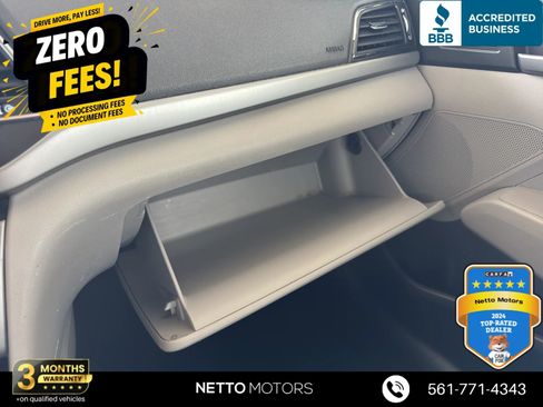 Used 2018 Hyundai Elantra SE w/ SE Connectivity Package 04 FWD image 32