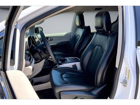 Certified 2024 Chrysler Pacifica Touring-L FWD image 34