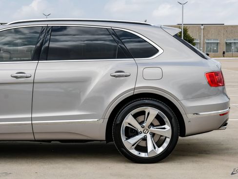 Used 2020 Bentley Bentayga Plug-In Hybrid AWD/4WD image 9