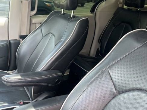 Used 2023 Chrysler Pacifica Limited FWD image 13