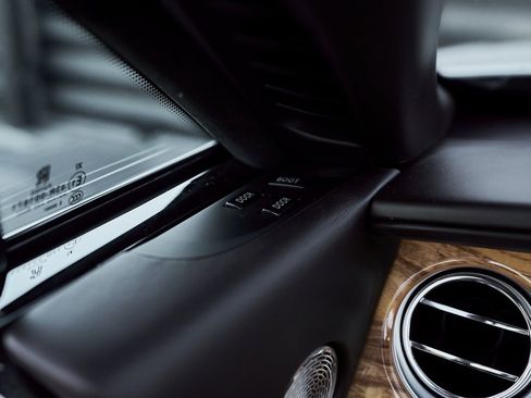 Used 2017 Rolls-Royce Dawn image 48