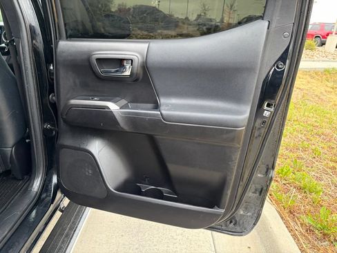 Used 2019 Toyota Tacoma TRD Sport w/ TRD Premium Sport Package AWD/4WD image 19