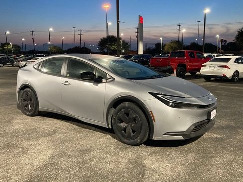 Used 2025 Toyota Prius LE FWD image 3