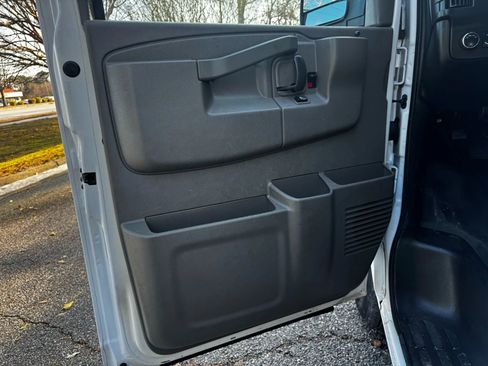 Used 2018 Chevrolet Express 2500 w/ Driver Convenience Package image 9