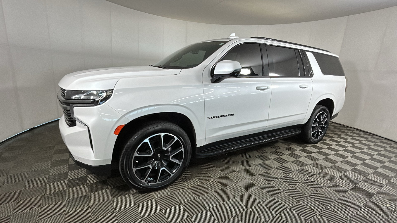 Used 2022 Chevrolet Suburban RST w/ Luxury Package AWD/4WD image 8