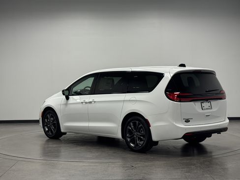 New 2026 Chrysler Pacifica Select FWD image 6