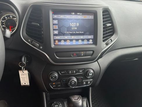 Used 2022 Jeep Cherokee Latitude AWD/4WD image 15