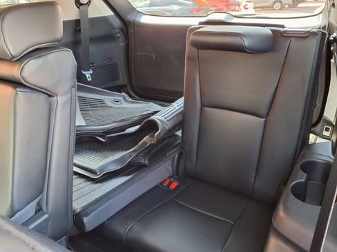 Used 2023 Toyota Highlander XLE FWD image 13