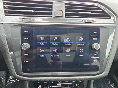 Used 2023 Volkswagen Tiguan SE w/ Panoramic Sunroof Package FWD image 20