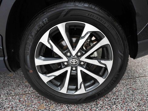 Used 2025 Toyota Corolla Cross XLE AWD/4WD image 29