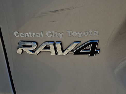 Used 2021 Toyota RAV4 LE AWD/4WD image 31
