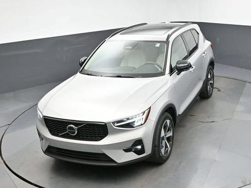 Used 2024 Volvo XC40 B5 Plus AWD/4WD image 19
