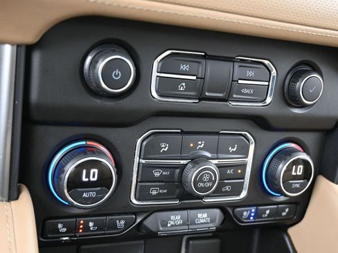 Used 2021 Chevrolet Tahoe Premier w/ Premium Package image 24