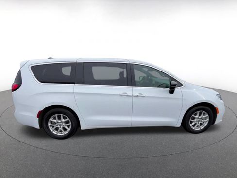 Used 2025 Chrysler Pacifica Select image 16