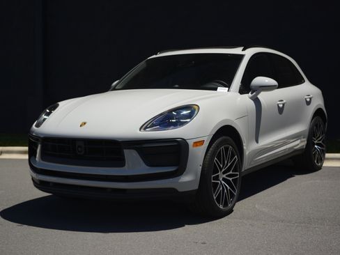 Certified 2026 Porsche Macan AWD/4WD image 1