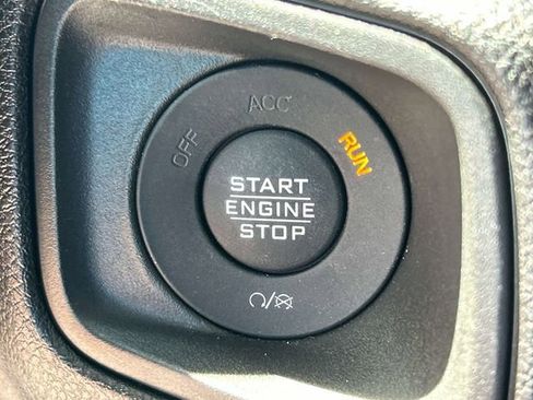 Used 2025 Jeep Gladiator Sport AWD/4WD image 29