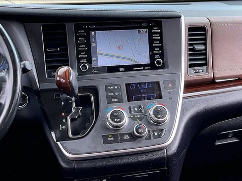 Used 2020 Toyota Sienna Limited Premium FWD image 11