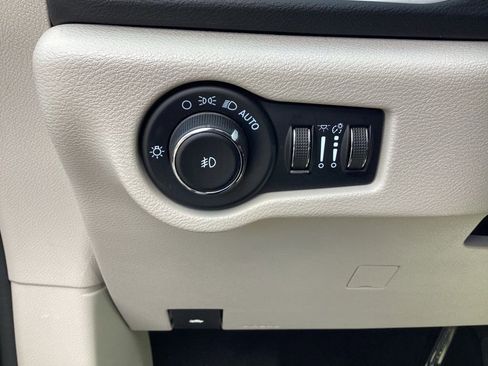 Used 2023 Chrysler Pacifica Touring-L image 32