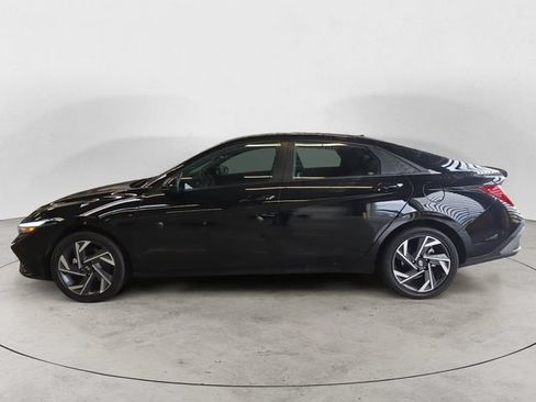 Used 2025 Hyundai Elantra SEL FWD image 2