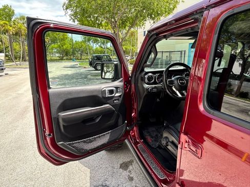 Used 2022 Jeep Wrangler Unlimited Rubicon w/ Trailer Tow Package AWD/4WD image 32