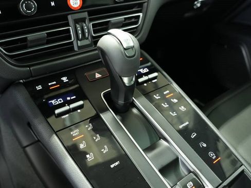 Used 2025 Porsche Macan image 24