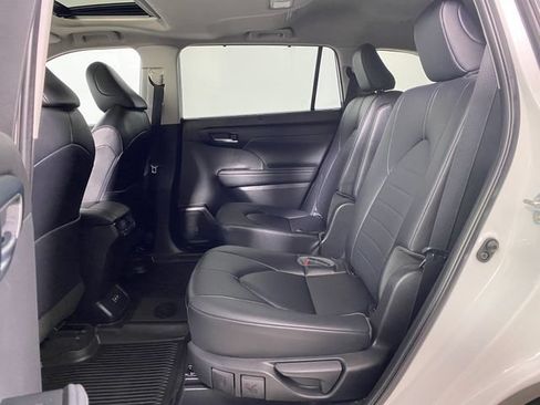 Used 2023 Toyota Highlander XLE AWD/4WD image 13