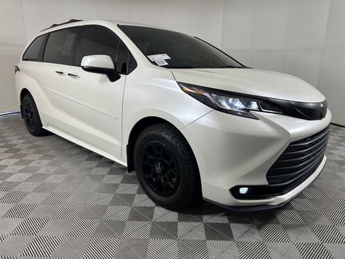 Used 2021 Toyota Sienna XLE image 6