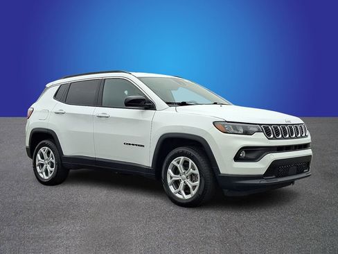 Used 2024 Jeep Compass Latitude image 3
