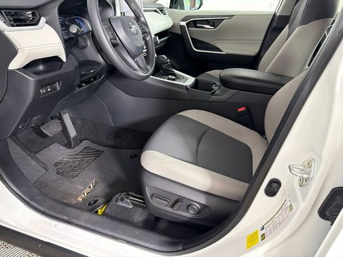Used 2024 Toyota RAV4 XLE AWD/4WD image 9