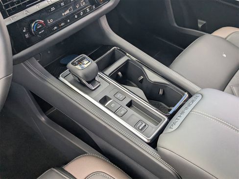 New 2026 Nissan Pathfinder Platinum image 18