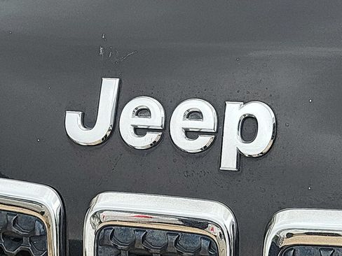 Used 2019 Jeep Cherokee Latitude Plus w/ Comfort/Convenience Group FWD image 29