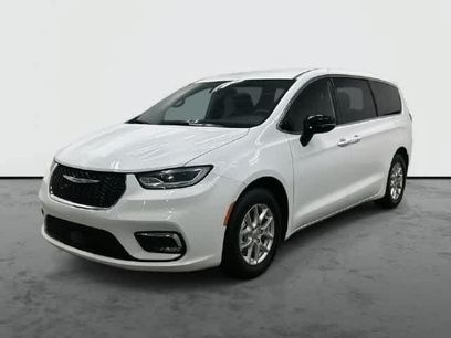 Used 2025 Chrysler Pacifica Select