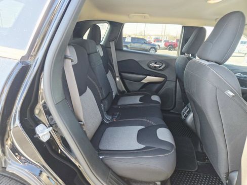 Used 2018 Jeep Cherokee Latitude w/ Altitude Package image 15