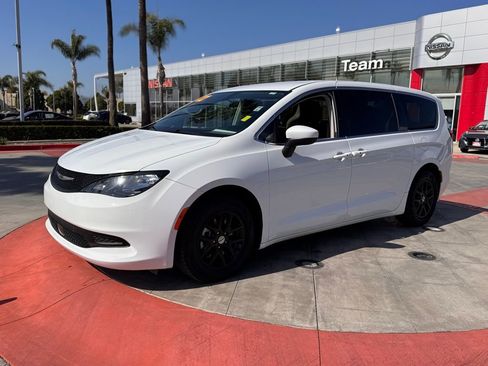 Used 2022 Chrysler Voyager LX image 4