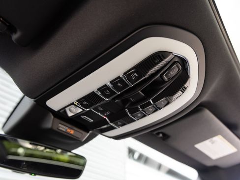Certified 2026 Porsche Macan AWD/4WD image 19