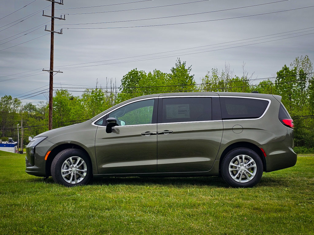 New 2027 Chrysler Pacifica Select w/ Family Tech Group AWD/4WD image 6