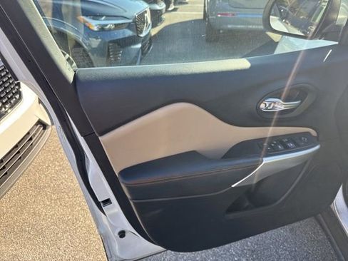 Used 2017 Jeep Cherokee Limited image 16