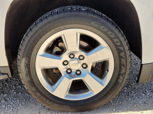 Used 2016 Chevrolet Suburban LT image 7