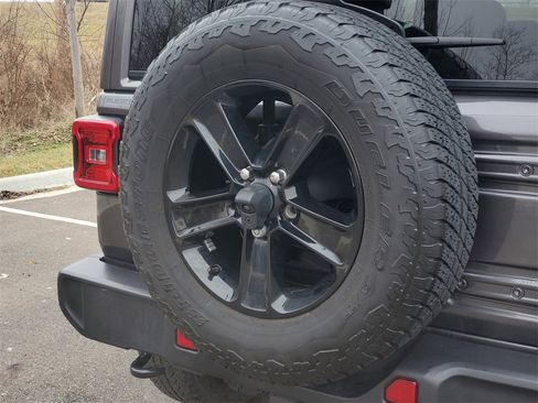 Used 2022 Jeep Wrangler Unlimited Sahara image 7