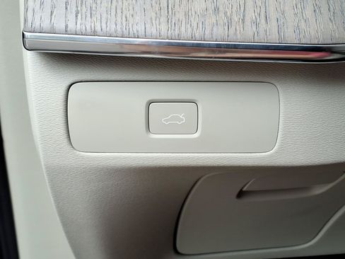 Certified 2025 Volvo XC90 B6 Plus w/ Protection Package Premier AWD/4WD image 17