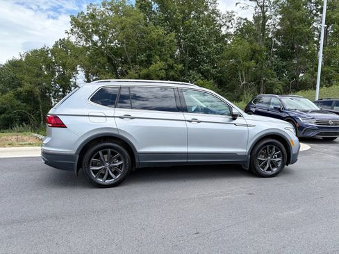 Used 2023 Volkswagen Tiguan SE w/ Panoramic Sunroof Package FWD image 8
