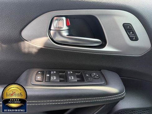 Used 2025 Chrysler Pacifica Limited image 8