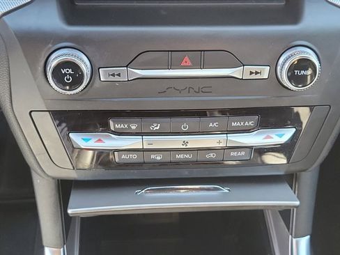 Used 2020 Ford Explorer XLT w/ Equipment Group 202A image 31