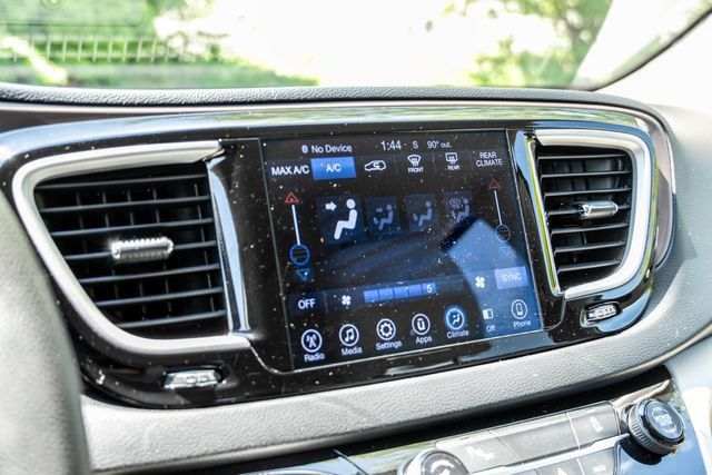Used 2017 Chrysler Pacifica Touring FWD image 37