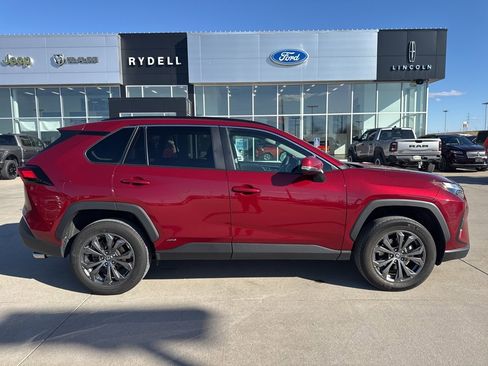 Used 2022 Toyota RAV4 XLE Premium image 2