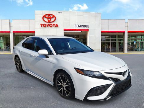 Used 2023 Toyota Camry SE image 2