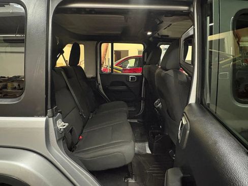 Used 2018 Jeep Wrangler Unlimited Sahara w/ Dual Top Group AWD/4WD image 20