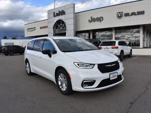 New 2026 Chrysler Pacifica Select image 1