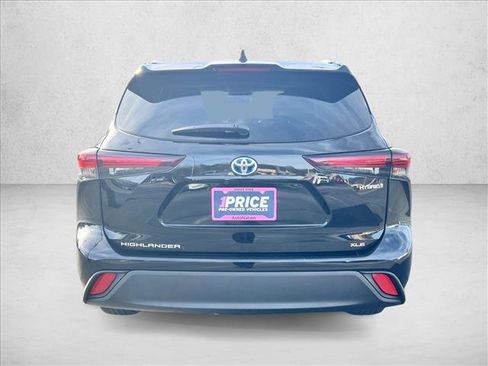 Certified 2024 Toyota Highlander XLE image 6