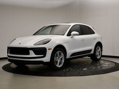 Certified 2025 Porsche Macan image 1